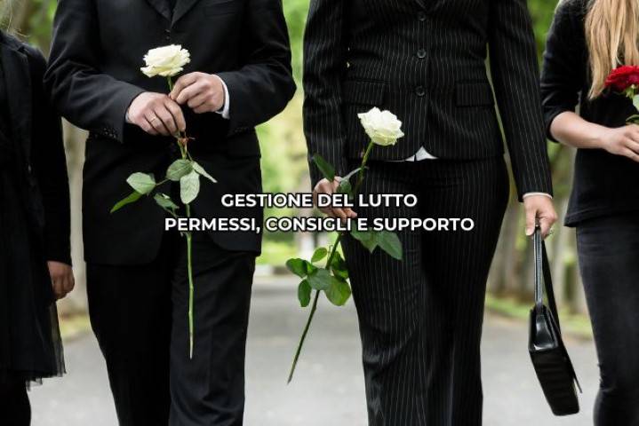 Persone vestite di nero con fiori bianchi in mano che si recano a un funerale
